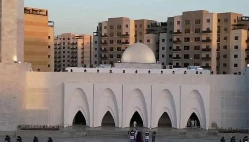 Wajnat Abdulwaheed, pewna bizneswoman z Arabii Saudyjskiej, postanowiła w wyjątkowy sposób złożyć hołd zmarłemu mężowi. Zdecydowała się wybudować pierwszy na świecie meczet wykonany w technologii druku 3D. 
