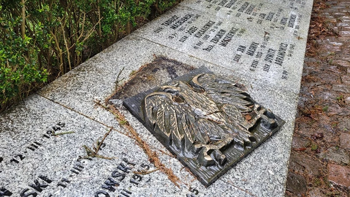 O pilny remont Cmentarza Wojennego w Kołobrzegu apelują lokalni historycy. Kwatera, w której spoczywają polegli w walkach o to miasto polscy żołnierze jest w opłakanym stanie. "To ostatni dzwonek, by w 80. rocznicę walk o Kołobrzeg spotkać się w odnowionym miejscu" - przypomina dyrektor Muzeum Oręża Polskiego.