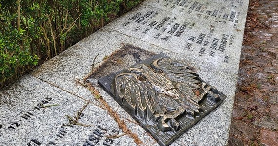 O pilny remont Cmentarza Wojennego w Kołobrzegu apelują lokalni historycy. Kwatera, w której spoczywają polegli w walkach o to miasto polscy żołnierze jest w opłakanym stanie. "To ostatni dzwonek, by w 80. rocznicę walk o Kołobrzeg spotkać się w odnowionym miejscu" - przypomina dyrektor Muzeum Oręża Polskiego.