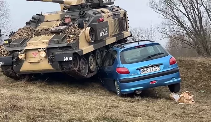 Skarszewy: Burmistrz wsiadł do czołgu i zmiażdżył samochód. Krytyka po nietypowej akcji