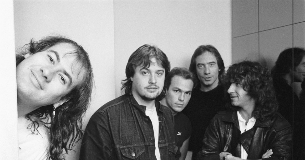Prace nad drugim albumem grupy Marillion szły wyjątkowo opornie, do tego stopnia, że brytyjski zespół ruszył w trasę jeszcze przed premierą. Tytuł "Fugazi" (oznaczający "wszystko spieprzone") odnoszący się do wojskowego zwrotu weteranów z Wietnamu można przełożyć na sytuację w formacji cieszącej się w Polsce niemal kultowym statusem.