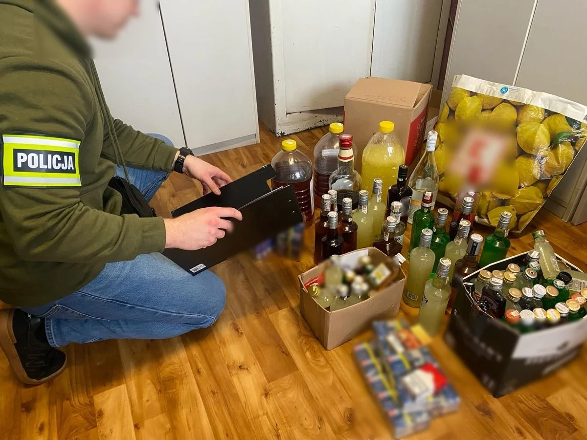 Policjanci z Tczewa i funkcjonariusze Krajowej Administracji Skarbowej z Gdyni przejęli nielegalne papierosy i alkohol. Towar należał do 53-letniej sklepowej z powiatu tczewskiego. Zabezpieczono 71 paczek papierosów i blisko 100 butelek z alkoholem bez polskiej akcyzy.