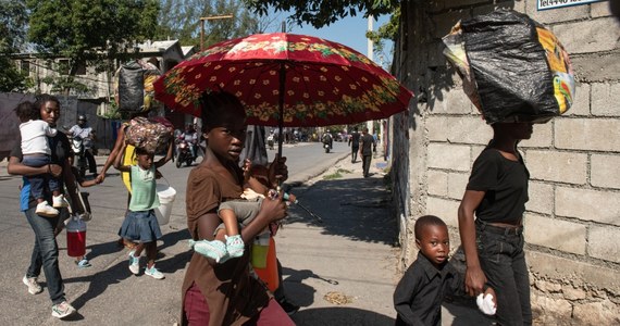 Stan wyjątkowy, 80 proc. terytorium stolicy kontrolowane przez gangi, 3,5 tys. więźniów na wolności, a w końcu podanie się premiera do dymisji - to realia, w jakich żyją obecnie Haitańczycy. W najuboższym kraju obu Ameryk gwałtownie nasila się przemoc.
