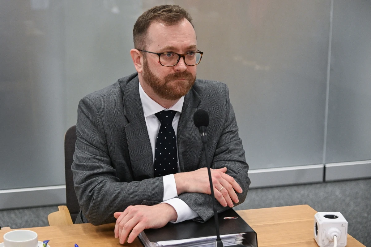 Edgara Kobosa nigdy nie spotkałem osobiście; działania Piotra Wawrzyka w mojej ocenie nie wykraczały poza pewną przyjętą praktykę i nie wzbudzały naszego podejrzenia - powiedział przed komisją śledczą ds. afery wizowej były dyrektor departamentu konsularnego MSZ Marcin Jakubowski.