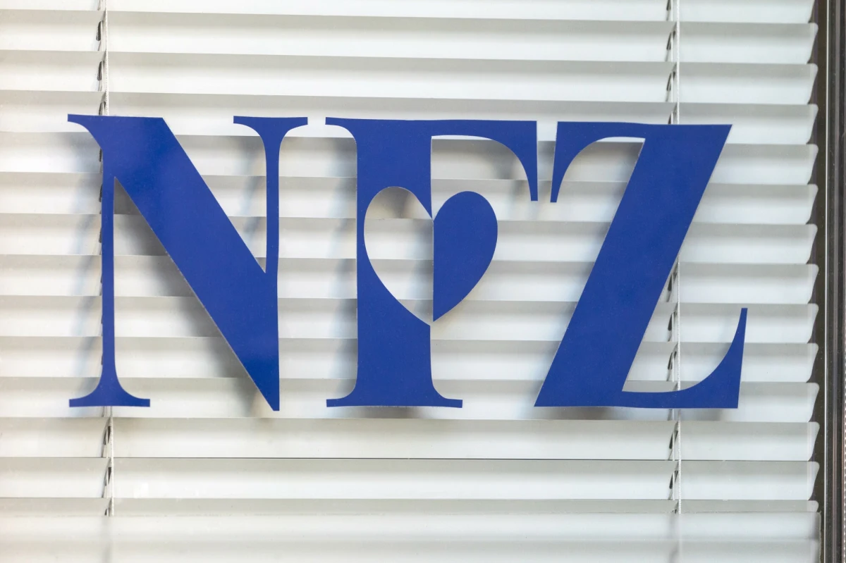 Narodowy Fundusz Zdrowia ostrzega przed fałszywymi komunikatami. W internecie pojawiają się informacje o bonach na leki lub kartach podarunkowych do aptek, które ma rzekomo wydać NFZ. Oszuści chcą w ten sposób wyłudzić dane i pieniądze.