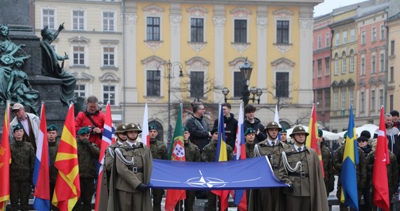 Minęło 25 lat od przystąpienia Polski do NATO. Żołnierze, urzędnicy i zwykli obywatele spotkali się dziś na uroczystościach rocznicowych na Rynku Głównym w Krakowie. 