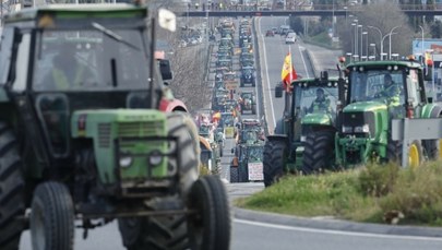 Protesty rolników w Hiszpanii. Blokują drogi i rozdają żywność