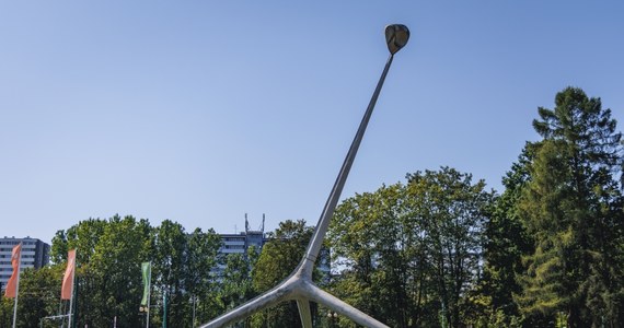Kultowa rzeźba żyrafy z Parku Śląskiego w Chorzowie ma odzyskać głowę. Zdjęto ją w ubiegłym roku ze względów bezpieczeństwa. Zarządca parku ogłosił przetarg na remont 16-metrowej figury. Poprzedni konkurs został unieważniony.