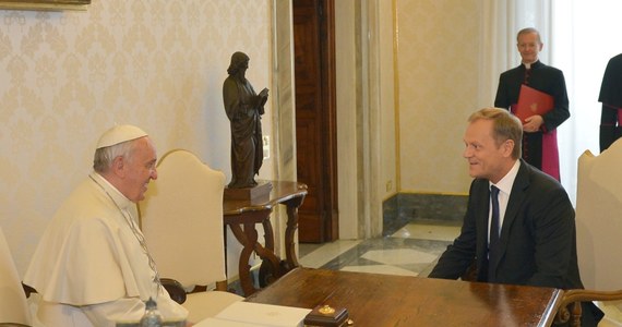 "Ja bym wolał teraz nie rozmawiać z papieżem o geopolityce, o Rosji, o Ukrainie" - powiedział Donald Tusk w wywiadzie dla TVN24. Zdaniem szefa rządu, "kiedy słyszymy papieża mówiącego o tych sprawach, to chciałoby się zatkać uszy, by nie słyszeć, co mówi".