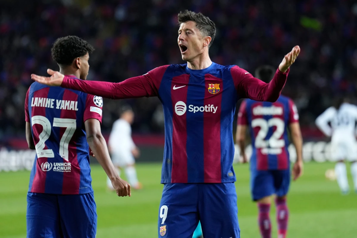 Barcelona pokonała u siebie Napoli 3:1 i po raz pierwszy od czterech lat awansowała do ćwierćfinału piłkarskiej Ligi Mistrzów. Jedną z bramek zdobył Robert Lewandowski. W najlepszej "ósemce" zagra też Arsenal Londyn Jakuba Kiwiora, który wyeliminował FC Porto po karnych.
