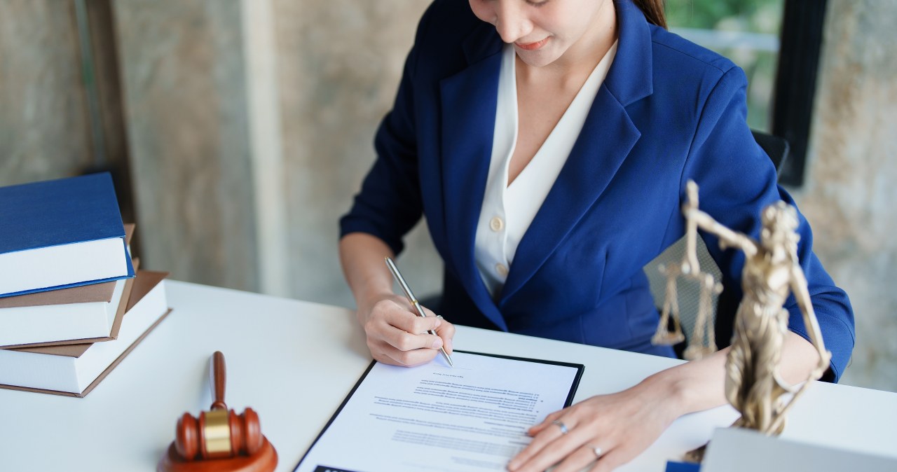 Jak przekazać mieszkanie bliskim najtaniej? Aktualne stawki notarialne