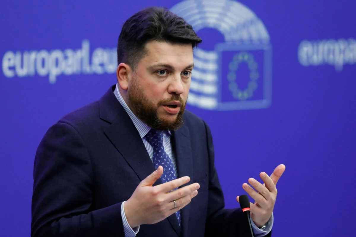 W Wilnie napadnięto na Leonida Wołkowa. Były szef sztabu zmarłego rosyjskiego opozycjonisty Aleksieja Nawalnego został uderzony m.in. młotkiem po nogach. Ma złamaną rękę i stłuczenia na nogach. "To bandyckie pozdrowienie od Putina" - powiedział w nagraniu Wołkow.