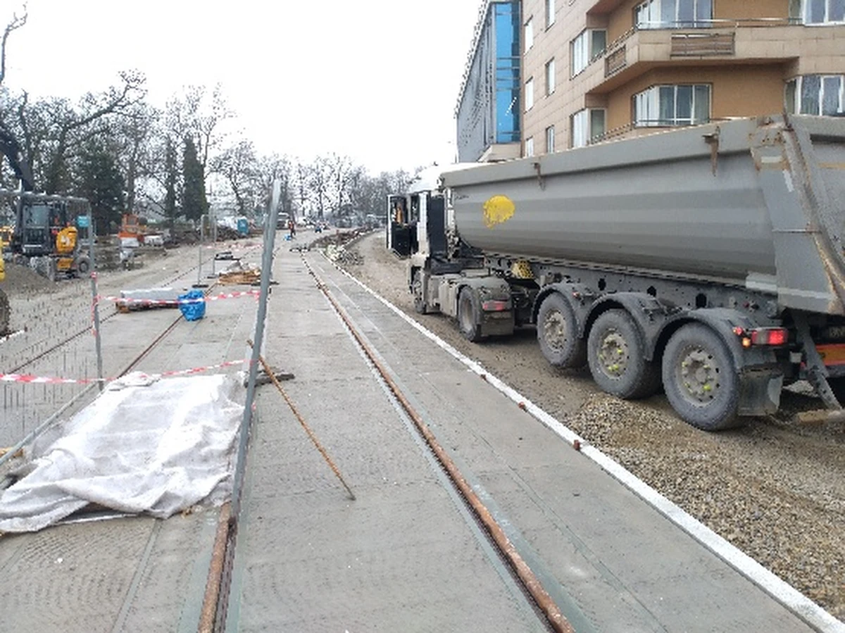 Trwa przebudowa ul. Kościuszki i Zwierzynieckiej. W rejonie ul. Powiśle układane jest torowisko i jeśli tylko warunki pogodowe pozwolą, od przyszłego poniedziałku, 18 marca dopuszczony zostanie w tym miejscu ruch pojazdów w kierunku al. Krasińskiego.