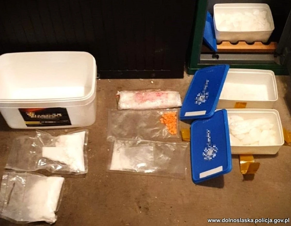 W jednej z hal garażowych na wrocławskim osiedlu Gądów policjanci znaleźli i przejęli 56 kg narkotyków, m.in. amfetaminę i kokainę. Zatrzymali 44-letniego mężczyznę związanego ze środowiskiem kibicowskim. Grozi mu 12 lat więzienia.