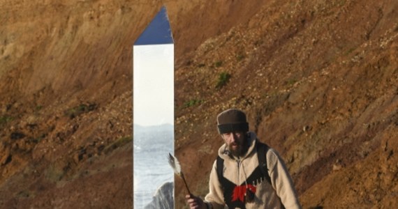 Kolejny tajemniczy monolit pojawił się na powierzchni Ziemi. Tym razem stanął na szczycie góry w Walii.