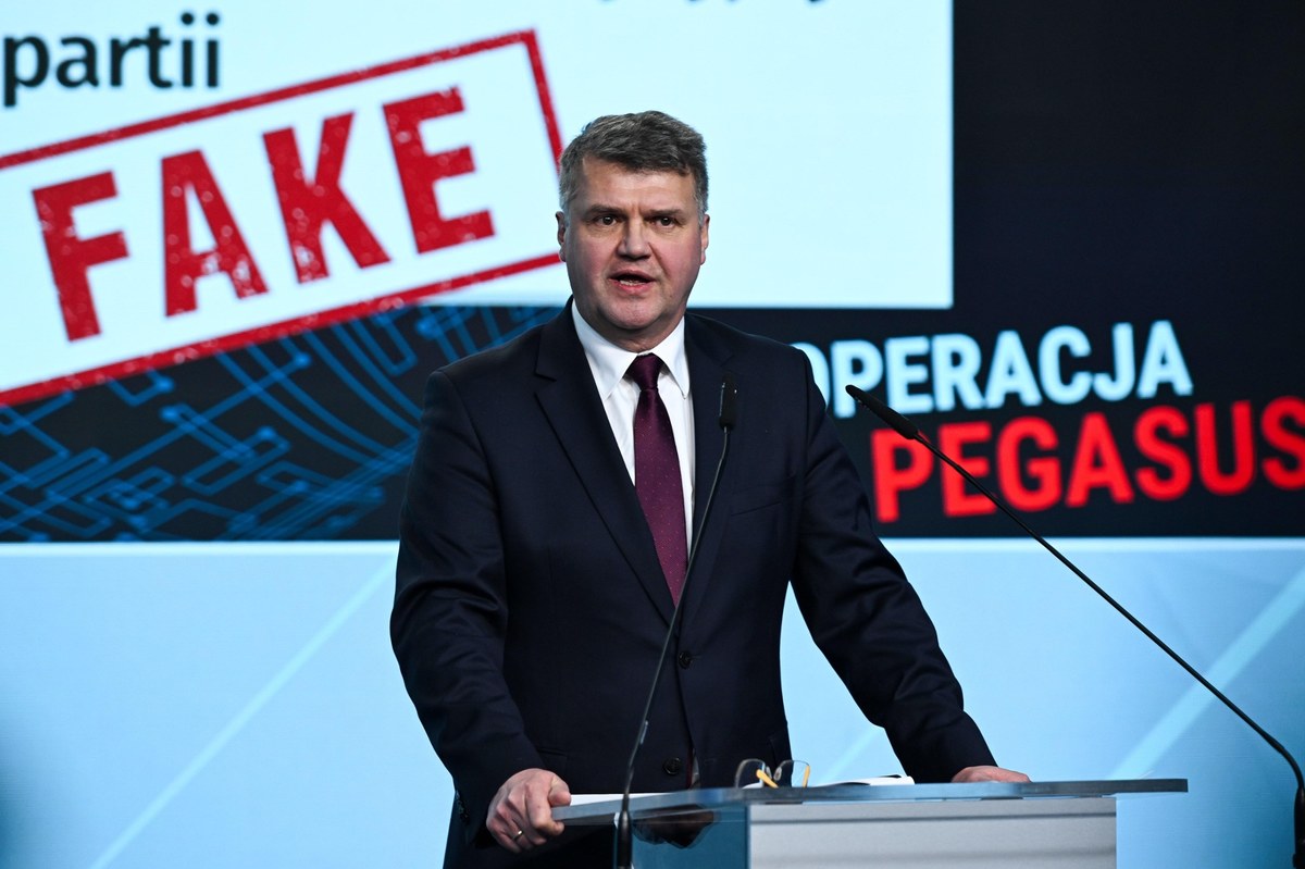 "Nie była to broń ani przeciwko opozycji, ani przeciwko partii rządzącej" - tak o Pegasusie mówił na specjalnej konferencji prasowej były wiceminister spraw wewnętrznych i administracji Maciej Wąsik. Wspólnie z byłym szefem MSWiA Mariuszem Kamińskim opisywał restrykcyjne procedury dotyczące użycia tego systemu. Politycy Prawa i Sprawiedliwości podali nawet statystyki oraz katalog przestępstw, przy których sięgano po Pegasusa. 