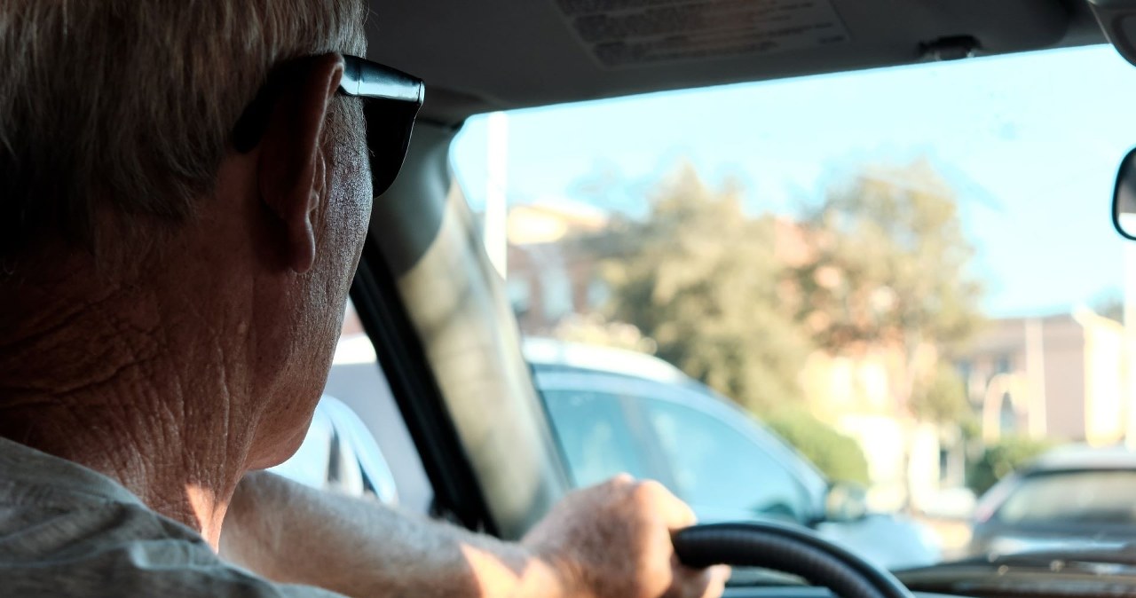 Seniorzy nieświadomie przepłacają na stacjach. Mogą tankować taniej