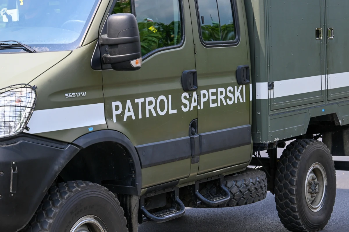 "Na Stadionie Miejskim w Ostrołęce w Mazowieckiem, znaleziono niewybuch z czasów II Wojny Światowej. Na miejsce przybyli m.in. policjanci i strażacy. Ewakuowano kilkuset mieszkańców z 14 bloków. Pocisk znaleziono podczas prac ziemnych. Na szczęście niewypał udało się usunąć, a mieszkańcy mogli bezpiecznie wrócić do domów" - informuje insp. Mirosław Olszewski, komendant Miejskiej Policji w Ostrołęce.