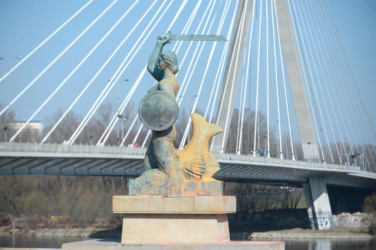 Nawet kilkanaście tysięcy złotych może kosztować renowacja pomnika Syrenki w Warszawie - dowiedział się reporter RMF FM Jakub Rybski. Monument został oblany farbą w ubiegły piątek przez dwie aktywistki. Chociaż sama figura została szybko oczyszczona, cokół wykonany z piaskowca wciąż czeka na czyszczenie i konserwację. 