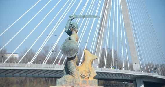 Nawet kilkanaście tysięcy złotych może kosztować renowacja pomnika Syrenki w Warszawie - dowiedział się reporter RMF FM Jakub Rybski. Monument został oblany farbą w ubiegły piątek przez dwie aktywistki. Chociaż sama figura została szybko oczyszczona, cokół wykonany z piaskowca wciąż czeka na czyszczenie i konserwację. 