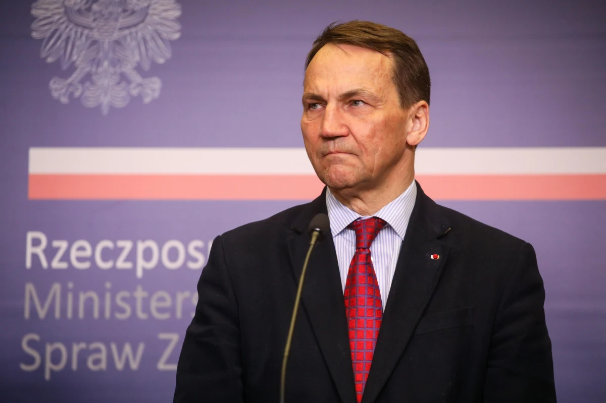 Minister spraw zagranicznych Radosław Sikorski podjął decyzję o zakończeniu misji przez ponad 50 polskich ambasadorów oraz o wycofaniu kilkunastu kandydatur zgłoszonych do akceptacji przez poprzednie kierownictwo resortu - poinformował MSZ. "Fundamentalne znaczenie ma tutaj decyzja, którą podejmuje Prezydent Rzeczypospolitej Polskiej" - skomentował w USA Andrzej Duda. "Jestem w dialogu z panem prezydentem" - mówił Sikorski w Popołudniowej rozmowie w RMF FM.