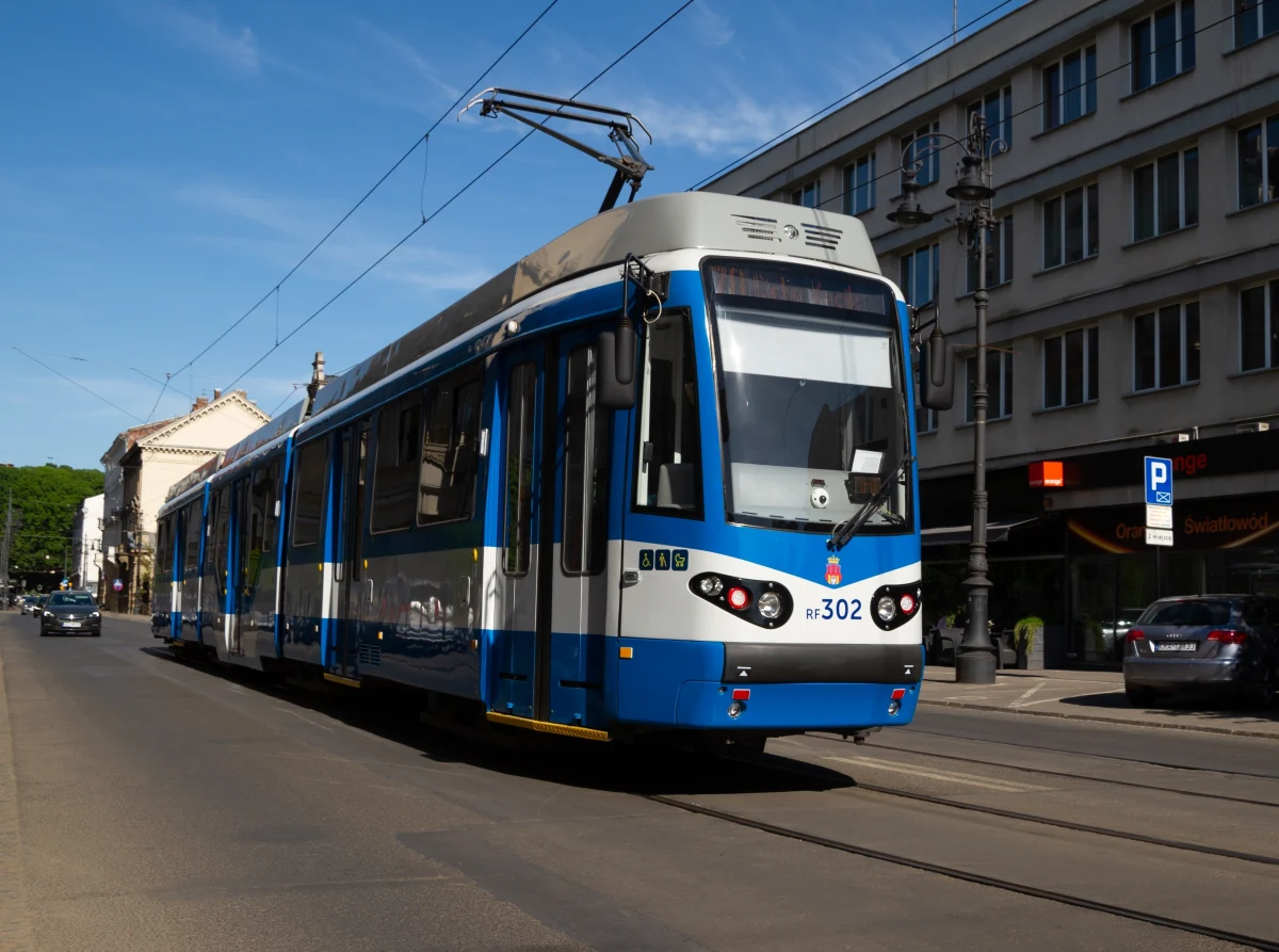Krakowskie Miejskie Przedsiębiorstwo Komunikacyjne poinformowało o modernizacji kolejnej puli tramwajów. Chodzi o dwukierunkowe wagony GT8N używane wcześniej w Niemczech. Przewoźnik skierował właśnie na trasę 29. wagon tego typu. Przydatne są głównie na remontowanych liniach, gdzie nie ma możliwości zawrócenia na pętli.