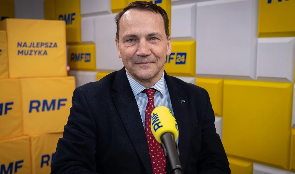 "To rzecz prawie że rutynowa. Przypominam, że to poprzedni rząd mówił, iż ambasadorowie reprezentują bardziej rząd niż państwo" - tak swoją decyzję o rozpoczęciu procedury odwołania ponad 50 ambasadorów uzasadnił minister spraw zagranicznych Radosław Sikorski. Jak dodał szef polskiej dyplomacji, który był gościem Tomasza Terlikowskiego w Popołudniowej rozmowie w RMF FM, "wybory mają swoje konsekwencje".