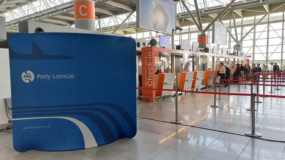 "Rewolucja czeka pasażerów odlatujących ze stołecznego lotniska im. Fryderyka Chopina. Port przymierza się do zakupu nowoczesnych skanerów CT, sprzęt usprawni przejście przez bramki kontroli bezpieczeństwa. Nowością będzie też zwiększenie limitu płynów (teraz można mieć pojemniki do 100 ml)" - powiedziała reporterowi RMF MAXX Przemkowi Mzykowi Anna Dermont rzeczniczka lotniska Chopina.