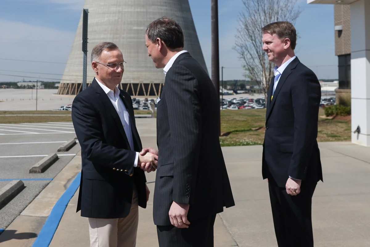 Najnowocześniejsze reaktory Westinghouse, pracujące w elektrowni jądrowej Vogtle, są bardzo bezpieczne, mają wielokrotne zabezpieczenia przed jakąkolwiek awarią - oświadczył prezydent Andrzej Duda, który odwiedził w środę leżącą w amerykańskim stanie Georgia elektrownię.