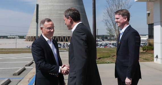 Najnowocześniejsze reaktory Westinghouse, pracujące w elektrowni jądrowej Vogtle, są bardzo bezpieczne, mają wielokrotne zabezpieczenia przed jakąkolwiek awarią - oświadczył prezydent Andrzej Duda, który odwiedził w środę leżącą w amerykańskim stanie Georgia elektrownię.