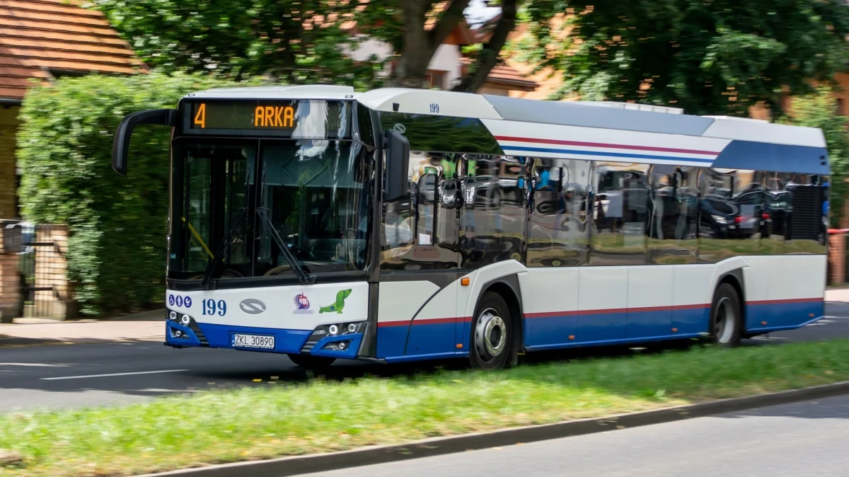 Darmowa komunikacja miejska od 1 czerwca. Taką decyzję podjęli radni miasta Kołobrzeg w Zachodniopomorskiem. Cieszyć się nią będą mogli posiadacze kart mieszkańca. Za przyjęciem uchwały głosowało 19 radnych. Tylko jeden był nieobecny.