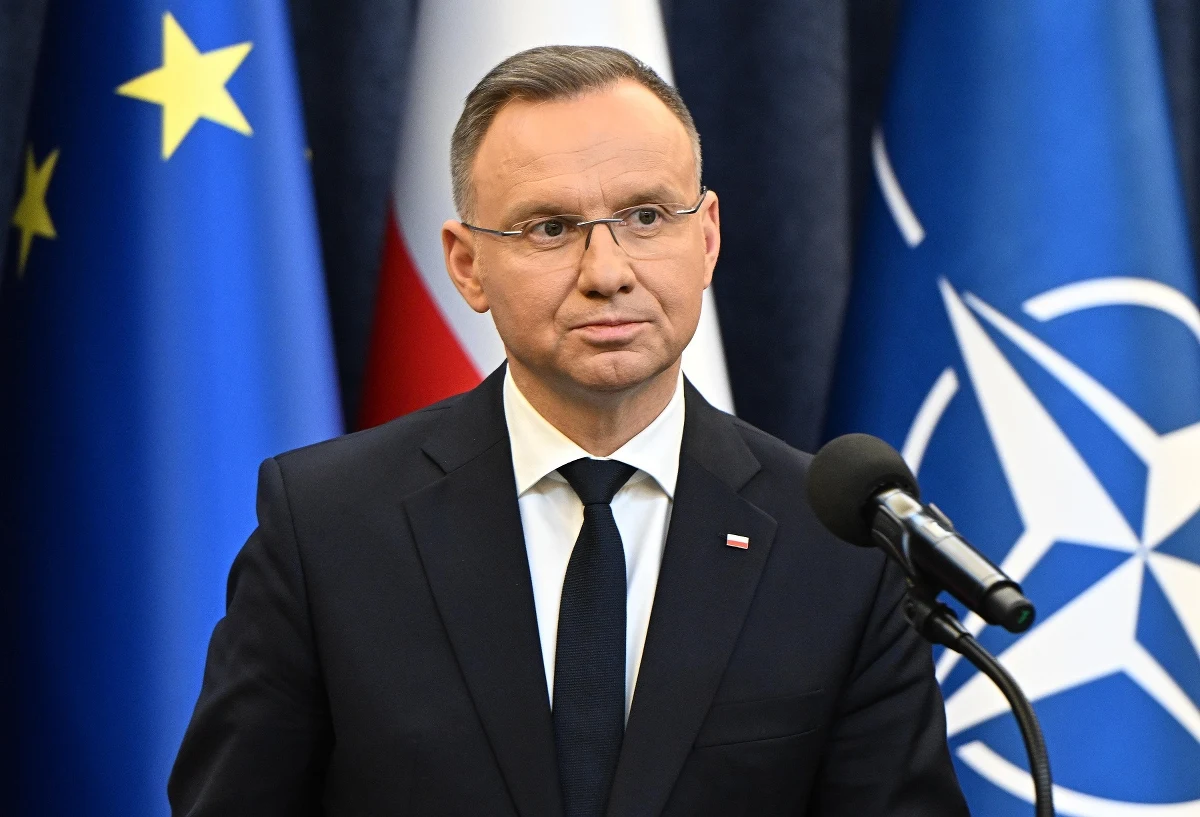 Żadnego polskiego ambasadora nie można ani powołać, ani odwołać bez podpisu Prezydenta RP - stwierdził prezydent Andrzej Duda pytany o rozpoczęcie przez MSZ procedury odwołania 50 ambasadorów. "Jestem w dialogu z panem prezydentem, ale o szczegółach nie będziemy mówić, bo ambasadorowie nadal służą. To jest początek procedury" - mówił w Popołudniowej rozmowie w RMF FM szef MSZ Radosław Sikorski.