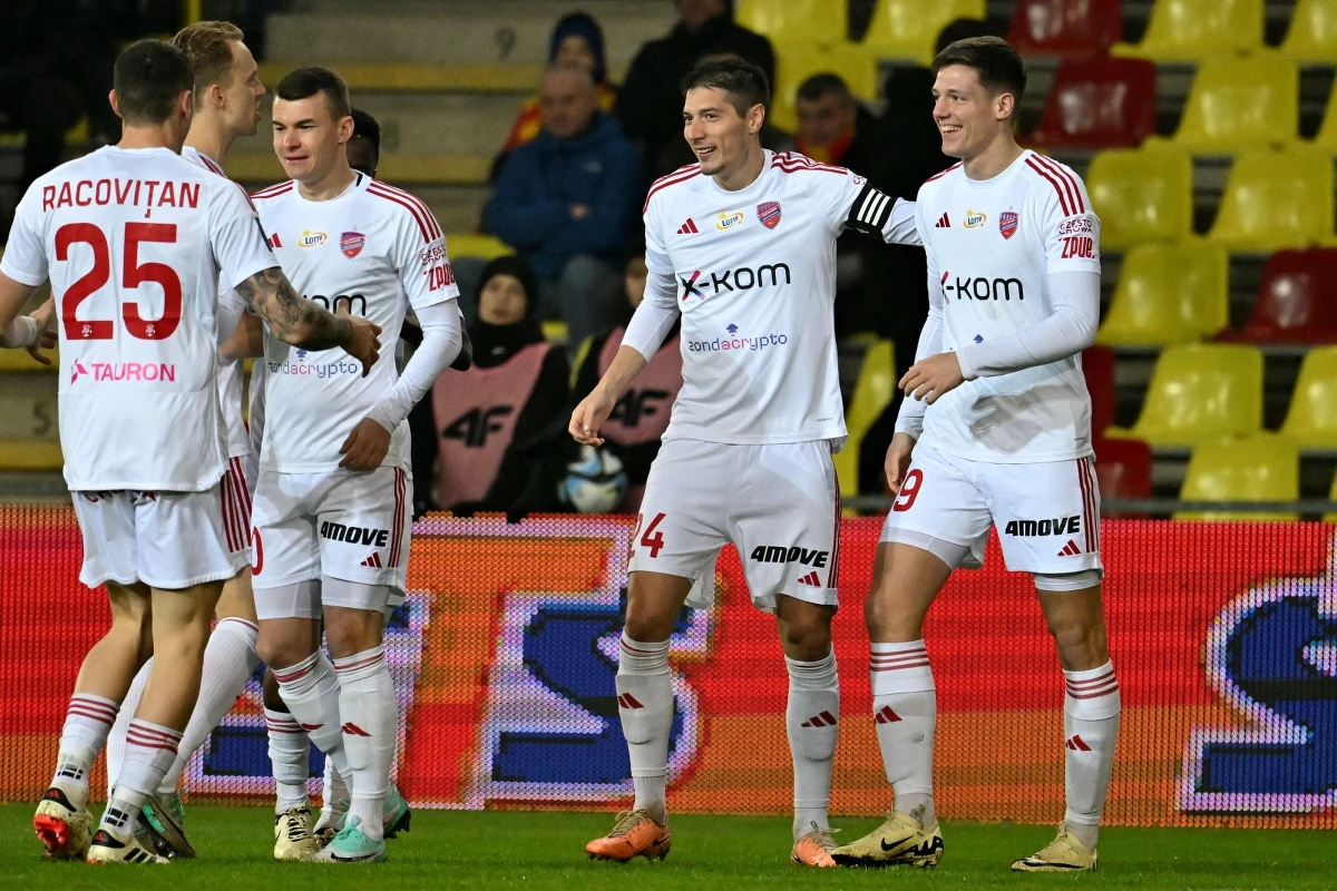 Raków Częstochowa pokonał na wyjeździe Koronę Kielce 2:0 w zaległym meczu piłkarskiej ekstraklasy. Mistrzowie Polski wskoczyli na trzecie miejsce w tabeli i zbliżyli się na dwa punkty do Jagiellonii Białystok i Śląska Wrocław.