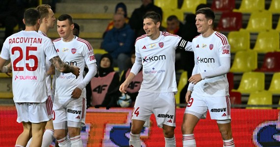 Raków Częstochowa pokonał na wyjeździe Koronę Kielce 2:0 w zaległym meczu piłkarskiej ekstraklasy. Mistrzowie Polski wskoczyli na trzecie miejsce w tabeli i zbliżyli się na dwa punkty do Jagiellonii Białystok i Śląska Wrocław.