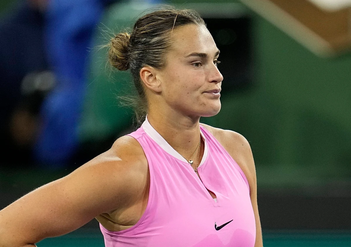 Aryna Sabalenka poza turniejem w Indian Wells. Wiceliderka światowego rankingu przegrała z Amerykanką Emmą Navarro 3:6, 6:3, 2:6 w 1/8 finału. Przed rokiem Białorusinka dotarła do finału tej imprezy i straci sporo punktów do liderującej Igi Świątek.