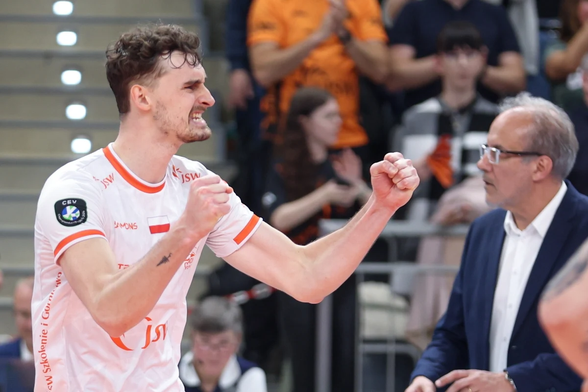 Siatkarze Jastrzębskiego Węgla pokonali we własnej hali turecki Ziraat Bank Ankara 3:0 (25:13, 25:18, 30:28) w pierwszym meczu półfinałowym Ligi Mistrzów. Rewanż - 20 marca.