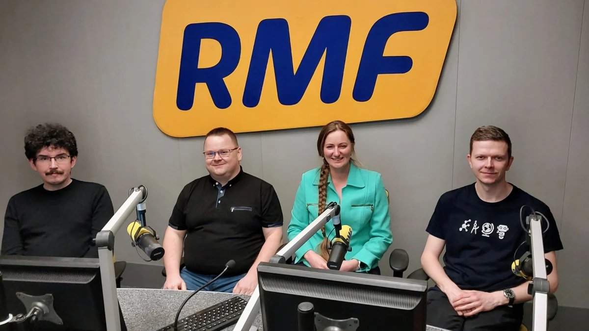 Opinie na temat zadań domowych są wśród samych nauczycieli podzielone mniej więcej pół na pół. To jasne, że jeżeli nie będziemy wymagać od uczniów, by prace domowe były obowiązkowe, to pewne efekty nauczania powinny być wyniesione wyłącznie z lekcji. Aby to osiągnąć, musimy odchudzić podstawę programową, by mieć na lekcjach więcej czasu na omawianie określonych zagadnień” - mówią RMF FM matematycy z Uniwersytetu Komisji Edukacji Narodowej w Krakowie. Podkreślają, że bardzo dużo zależy od samego nauczyciela. On sam dobiera narzędzia dydaktyczne, którymi realizuje dane zagadnienia. Maria Skupień, dr Karol Gryszka, Jakub Kabat i Łukasz Merta z Instytutu Matematyki UKEN uspokajają, że liczba Pi z podstawy programowej nie wypadnie.