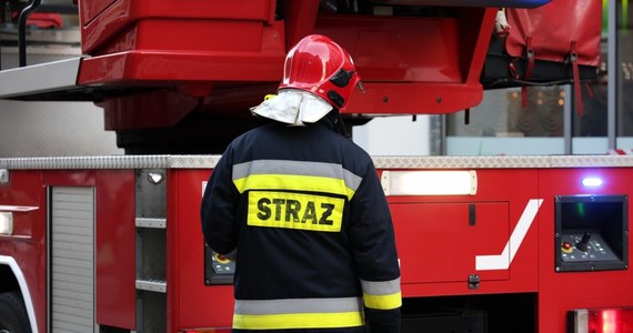 Dzisiaj rano przed godz. 7.00 doszło do pożaru hali produkcyjnej przy ul. Łuczników w Gostyni. Zginęła jedna osoba.