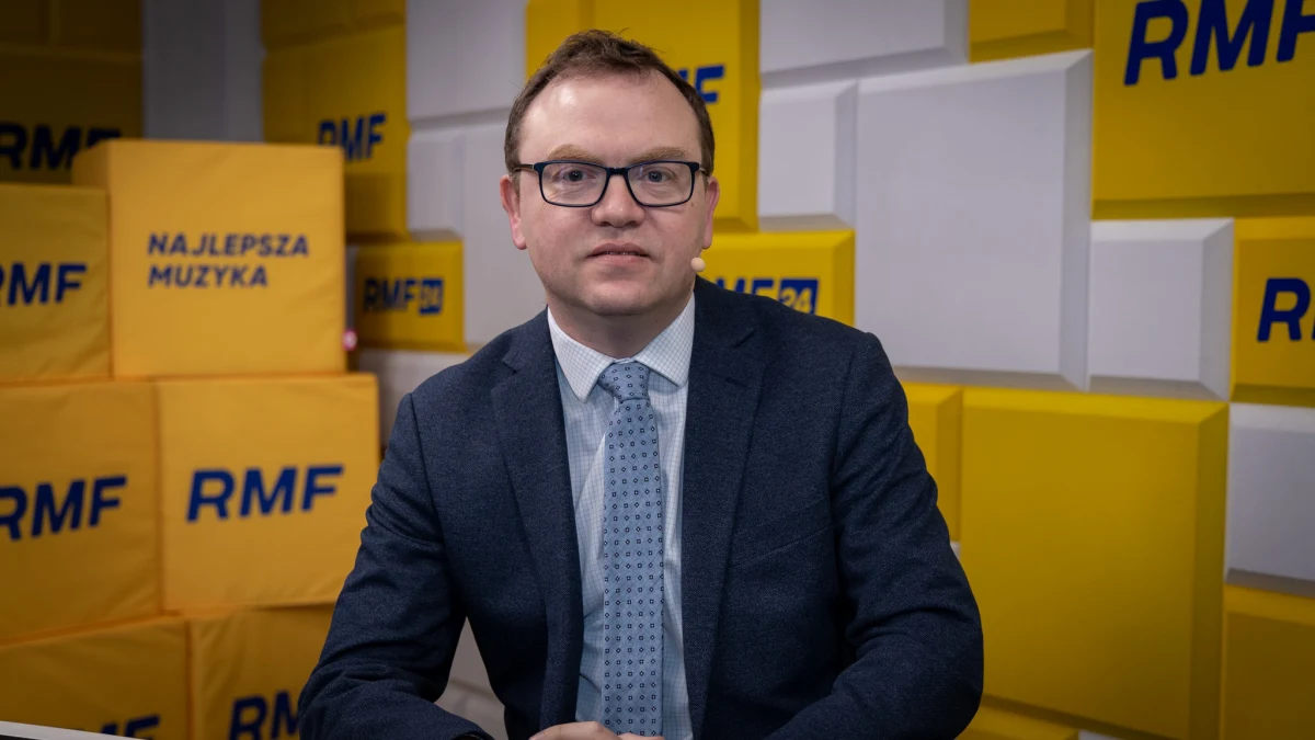 "Jest oczywiste, że obecny rząd ma i będzie miał pewnie lepsze kanały dotarcia do Berlina, Brukseli czy Paryża. Natomiast problemem jest przekuwanie tego w realną politykę. Dlaczego Trójkąt Weimarski był tak nieskuteczny przez lata? Nie dlatego, że my nie mieliśmy kanałów dotarcia. Dlatego, że mieliśmy z Niemcami i Francuzami zupełnie inne postrzeganie bezpieczeństwa, zagrożeń, Rosji, obecności USA w Europie. Dziś - teoretycznie bym powiedział - te różnice w postrzeganiu bezpieczeństwa europejskiego z Francją i Niemcami są mniejsze niż były kiedykolwiek. To otwiera szanse" – mówił w Porannej rozmowie w RMF FM dr Adam Eberhardt ze Studium Europy Wschodniej Uniwersytetu Warszawskiego.