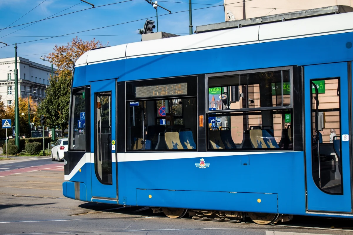 Do niebezpiecznego zdarzenia doszło dzisiaj rano w jednym z krakowskich tramwajów. Przed godz. 10.00 na Placu Centralnym na dachu pojazdu świadkowie zobaczyli kłęby dymu i ogień. 