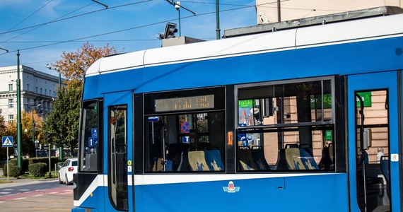 Do niebezpiecznego zdarzenia doszło dzisiaj rano w jednym z krakowskich tramwajów. Przed godz. 10.00 na Placu Centralnym na dachu pojazdu świadkowie zobaczyli kłęby dymu i ogień. 