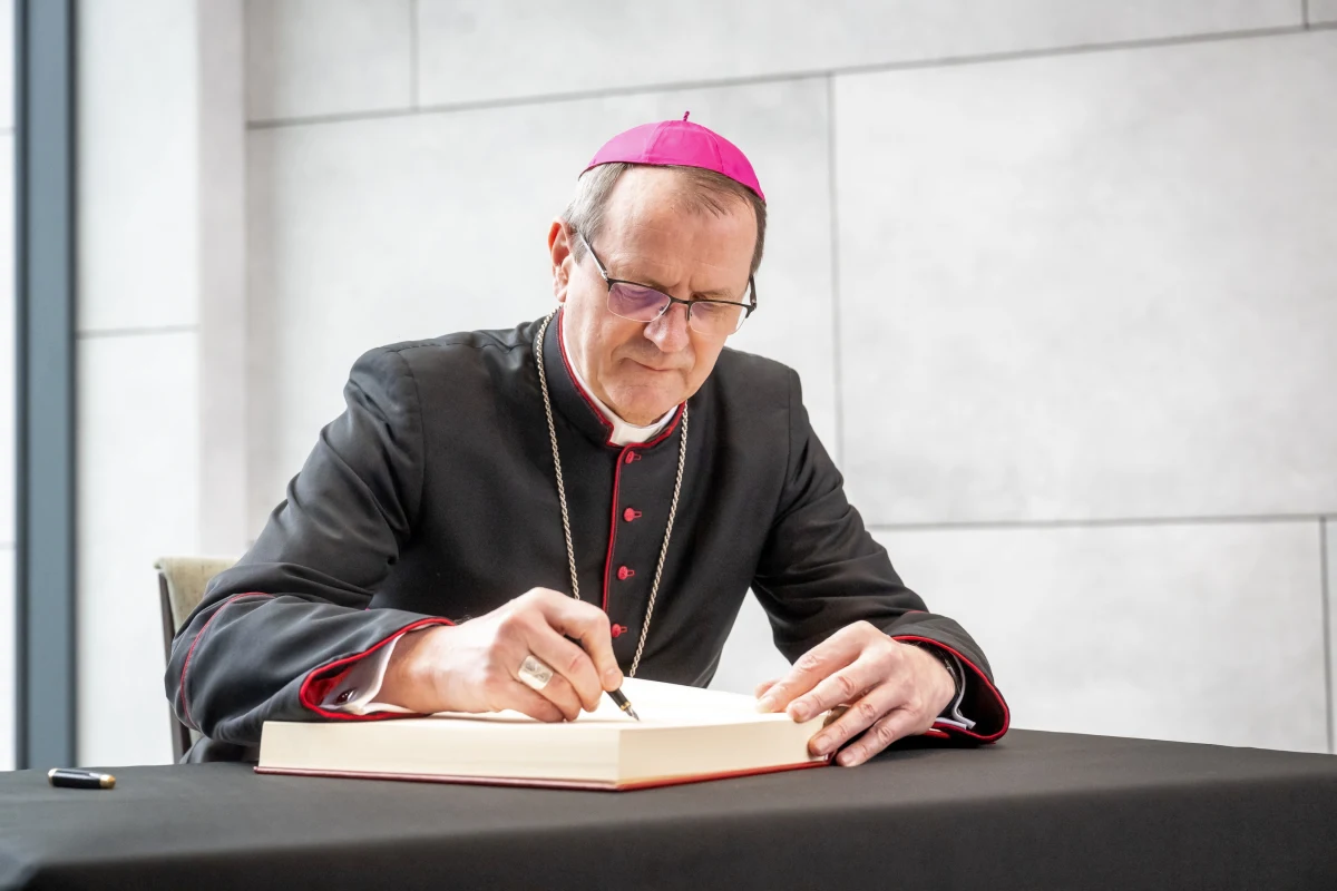 Jeśli biskupi chcieli przyspieszyć utratę społecznego znaczenia Kościoła, uświadomić, że hierarchia w naszym kraju nie jest zdolna do jakiejkolwiek zmiany - to odnieśli sukces. Wybór arcybiskupa Tadeusza Wojdy jest zdecydowanym krokiem w kierunku przepaści.