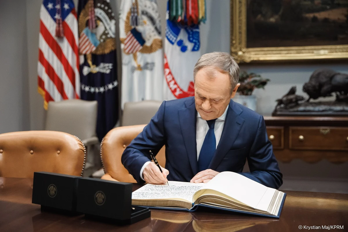 Zauważalna w ostatnich dniach nadzwyczajna aktywność Donalda Tuska świadczy o przejściu do kolejnego etapu sprawowania rządów. Po okresie organizacyjno-przygotowawczym szef rządu poważnie zaangażował się w politykę międzynarodową, a w wewnętrznej przystępuje chyba do narzucania tematów i tonu debaty publicznej. 
