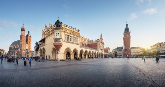 W Krakowie po niemal 22 latach kończy się era Jacka Majchrowskiego, który rządził pięć kadencji i należy do grona najdłużej urzędujących prezydentów miast. O głosy krakowian walczyć będzie 7 kwietnia ośmiu kandydatów i wiele wskazuje na to, że do rozstrzygnięcia dojdzie dopiero w drugiej turze. 