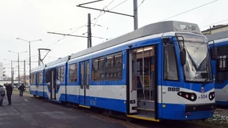 Eksplozja na dachu tramwaju w Krakowie. Ogromny huk i słup dymu
