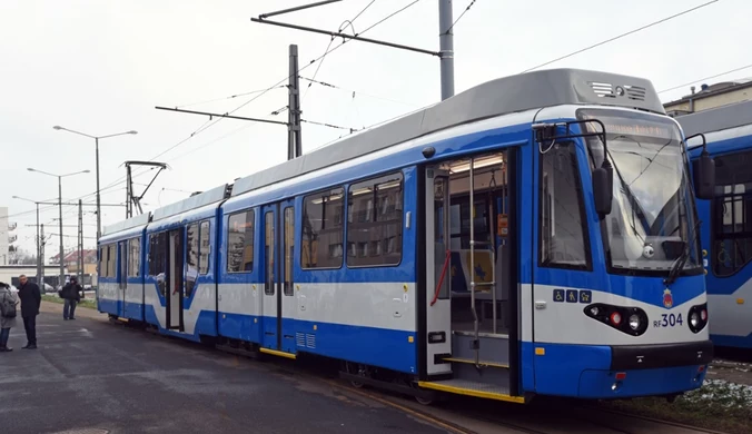 Eksplozja na dachu tramwaju w Krakowie. Ogromny huk i słup dymu