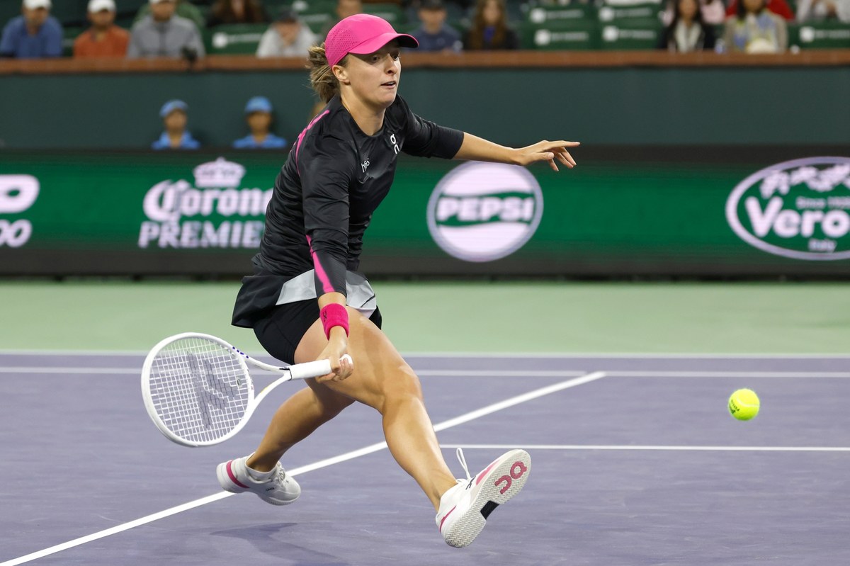 Liderka rankingu tenisistek Iga Świątek w ćwierćfinale turnieju WTA w Indian Wells zmierzy się dziś z Caroline Wozniacki. To będzie ich drugie spotkanie na korcie, ale od poprzedniego minęło ponad 4,5 roku. Tym razem to Polka jest zdecydowaną faworytką – uważa ekspert tenisowy Dawid Celt.