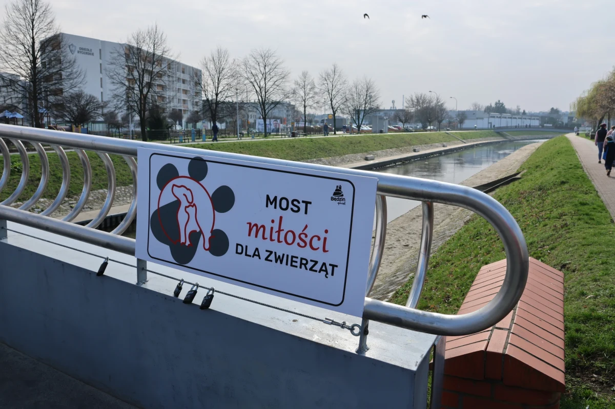 Most miłości dla zwierząt został otwarty w Będzinie w Śląskiem. Każdy może powiesić tam kłódkę, która będzie symbolizowała wyjątkową więź z psem czy kotem. Miejsce to ma też promować adopcję zwierząt. 