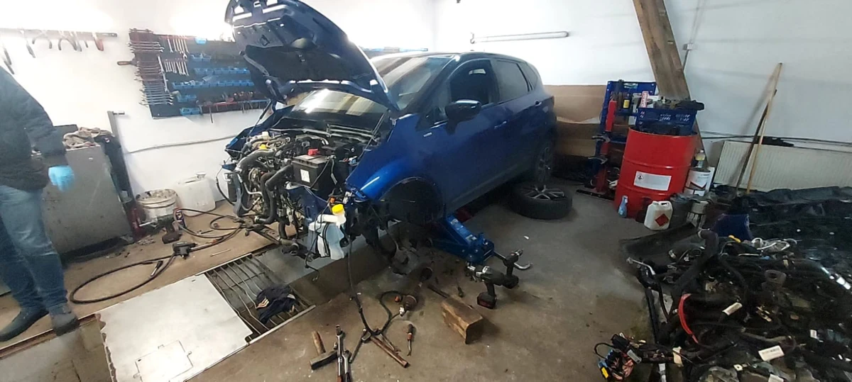 Funkcjonariusze z Komendy Miejskiej Policji w Poznaniu zatrzymali dwóch mężczyzn podejrzanych o paserstwo co najmniej ośmiu samochodów skradzionych w Niemczech i w Holandii. Odzyskano 11 aut pochodzących z kradzieży, wartych łącznie ponad pół miliona złotych.