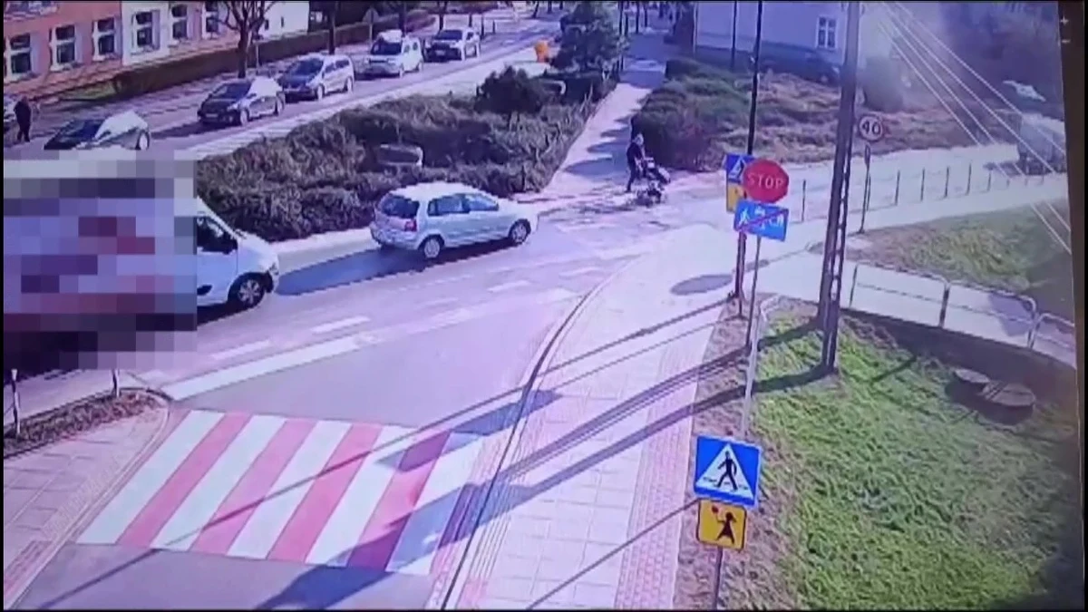 Policjanci wyjaśniają okoliczności zdarzenia, do którego doszło na ulicy Szymańskiego w Obornikach (Wiekopolskie). 39-letnia kobieta wraz z dzieckiem w wózku została potrącona na pasach przez 77-latkę kierującą volkswagenem. Całe zdarzenie zarejestrował miejski monitoring. Funkcjonariusze publikują nagranie ku przestrodze.